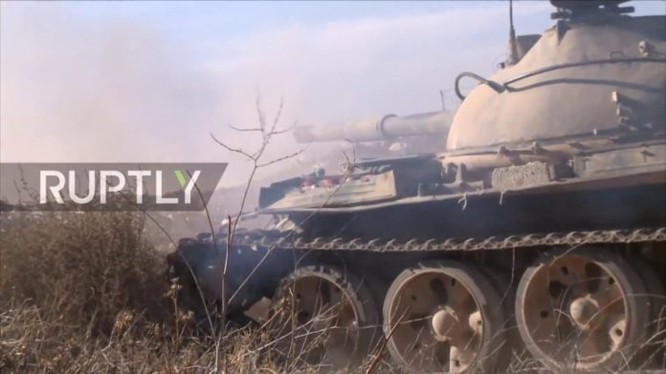Xe tăng quân đội Syria tiến công ở Aleppo