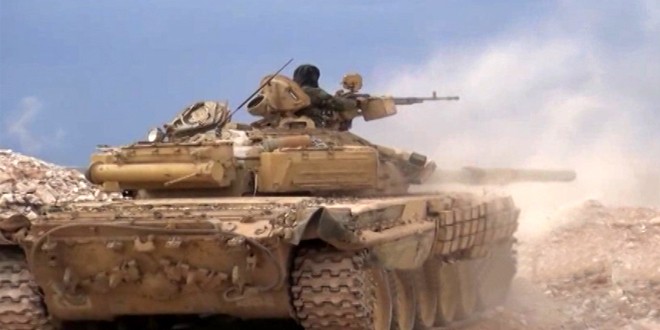 Xe tăng quân đội Syria chiến đấu trên chiến trường Hama