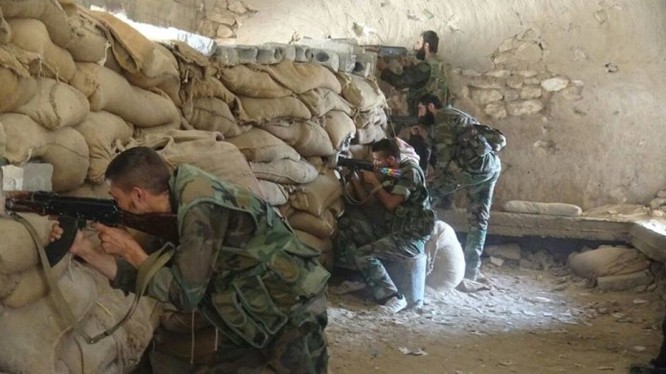 Binh sĩ quân đội Syria phòng ngự 