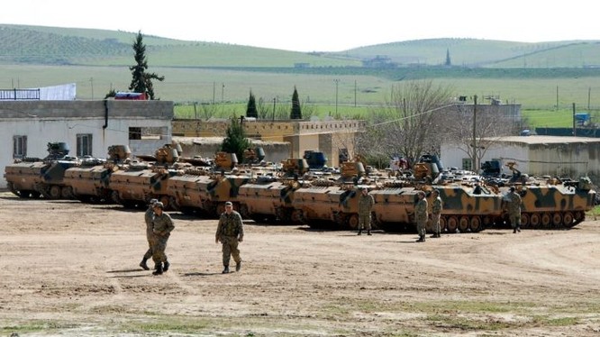 Xe tăng Thổ Nhĩ Kỳ trên tuyến biên giới với Syria