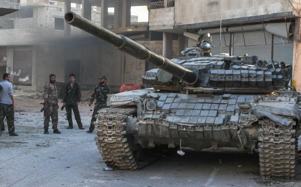 Xe tăng quân đội Syria chuẩn bị tiến hành cuộc tấn công