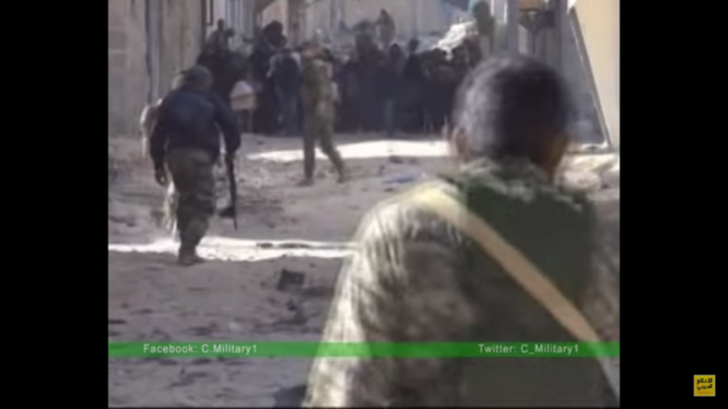 Binh sĩ Syria hướng dẫn người dân sơ tán trong vùng chiến sự