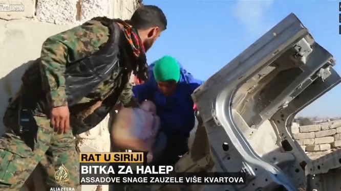 Binh sĩ Syria cứu hộ người dân thoát khỏi tử địa Aleppo
