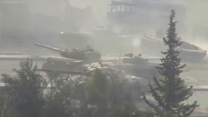 Xe tăng và xe BMP quân đội Syria tấn công trên chiến trường Aleppo