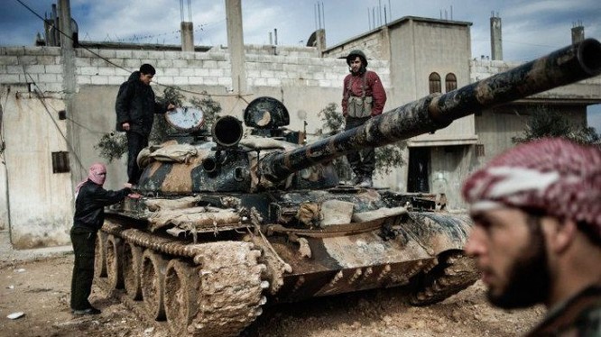 Các chiến binh thánh chiến al-Qaeda Syria và xe tăng chiếm được