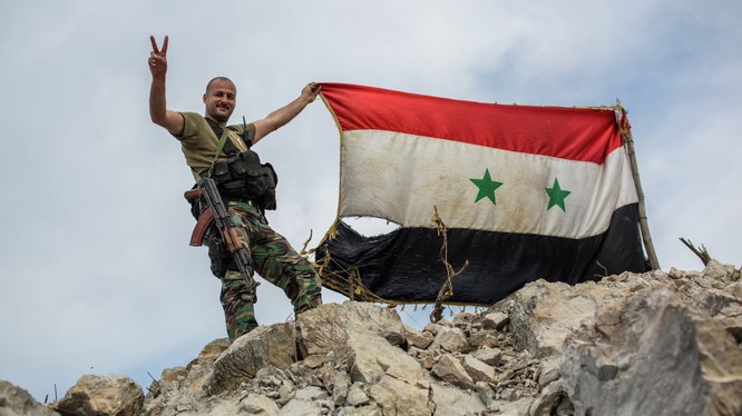 Binh sĩ với quốc kỳ Syria (ảnh minh họa)