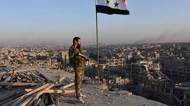 Binh sĩ quân đội Syria trên thành phố khổng lồ Aleppo