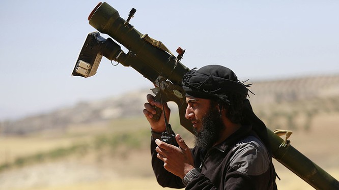 Chiến binh thánh chiến thuộc nhóm Al-Nusra (al-Qaeda Syria0 với tổ hợp tên lửa phòng không MANPAD ở Syria