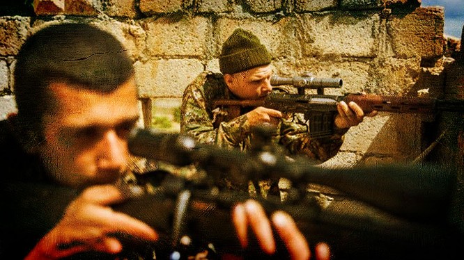 Binh sĩ quân đội Syria phòng thủ ở Deir ez Zor
