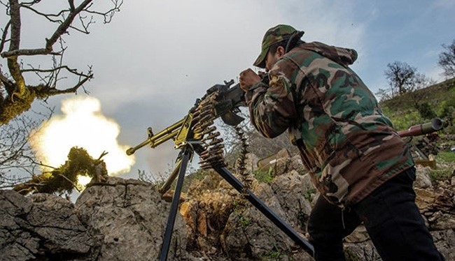 Binh sĩ quân đội Syria chiến đấu trên chiến trường Latakia