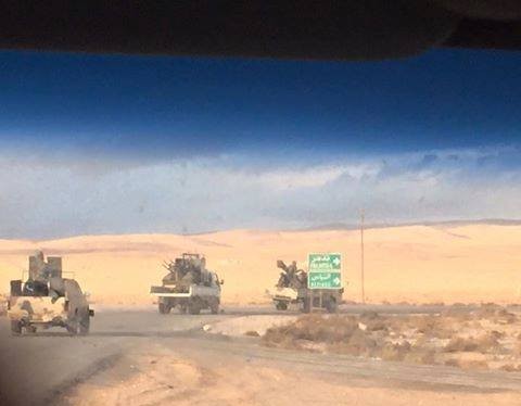 Một đoàn xe lực lượng Tigers đang cơ động về tỉnh Homs
