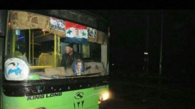 Xe buýt xanh tiếp tục vận chuyển chiến binh thánh chiến ra khỏi thành phố Aleppo