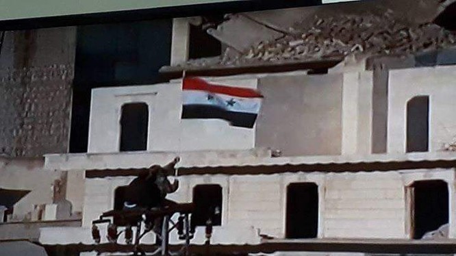 Người dân Aleppo cắm cờ Syria mừng chiến thắng