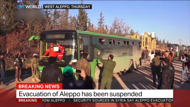 Các tay súng thánh chến lên xe buýt để ra khỏi Aleppo