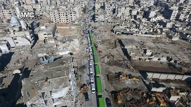Đoàn xe vận chuyển chiến binh và dân thường lại tiến vào Aleppo