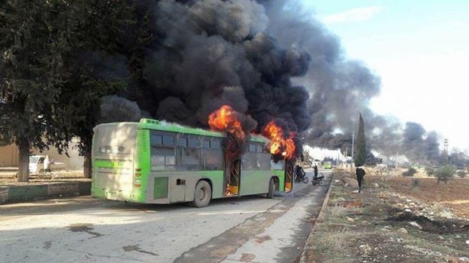 Chiếc xe buýt bị bắn hạ trên đường đến 2 thị trấn ở Idlib