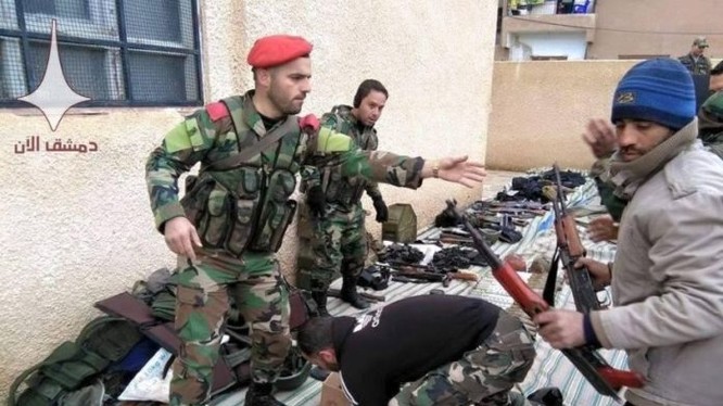 Các tay súng thánh chiến giao nộp vũ khí ở Tây Ghouta