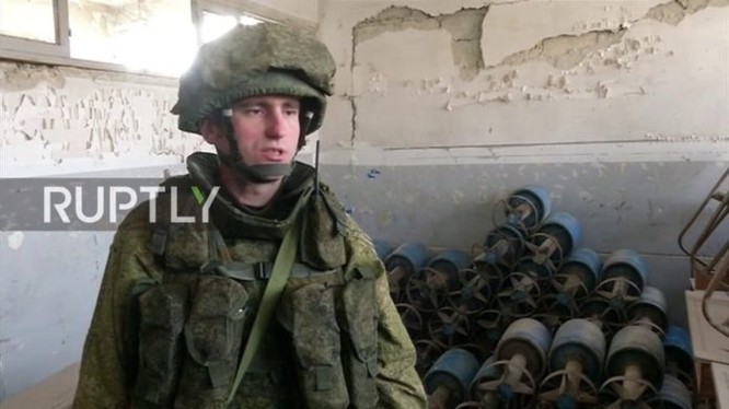 Công binh Nga rà phá bom mìn trong một trường học ở Aleppo
