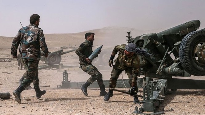 Một khẩu đội pháo binh Syria đang chiến đấu trên sa mạc tỉnh Homs