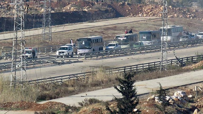 Đoàn xe chở thường dân từ 2 thị trấn bị bao vây ở Idlib