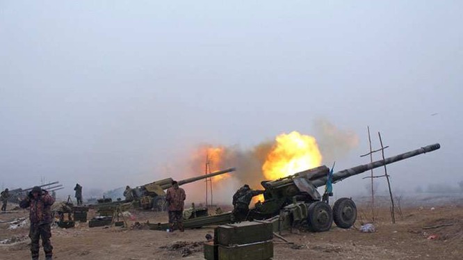 Pháo binh Ukraine tập kích chiến tuyến của lực lượng dân quân Lugansk