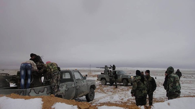 Binh sĩ quân đội Syria chiến đấu trên chiến trường Palmyra