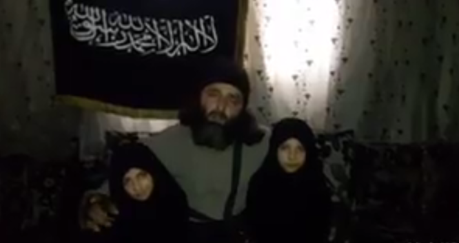 Chiến binh thánh chiến Al Nusra và hai con gái trước khi đẩy chúng vào cái chết