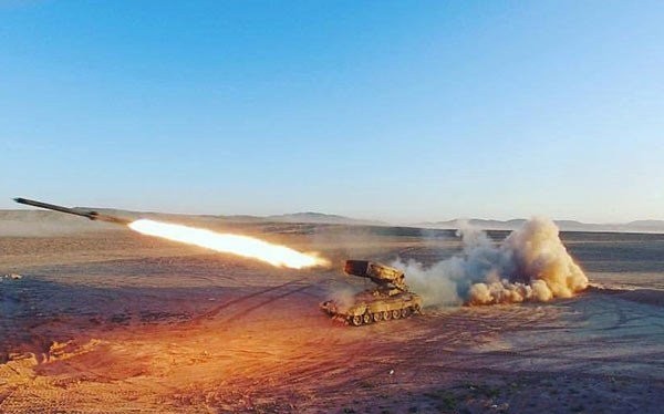 Pháo binh quân đội Syria tấn công trên chiến trường