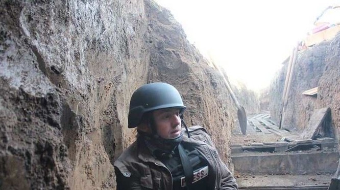 Phóng viên người Mỹ Patrick Lancaster trong chiến hào của lực lượng dân quân Lugansk