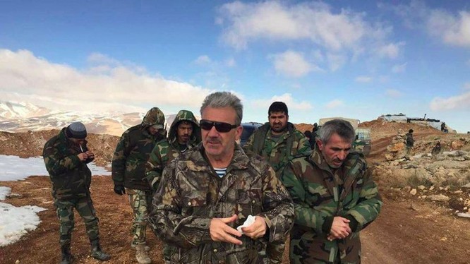 Sĩ quan chỉ huy sư đoàn cơ giới số 4 quân đội Syria trên chiến trường ngoại ô Damascus