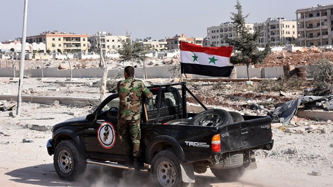Binh sĩ Syria trên một đường phố giải phóng