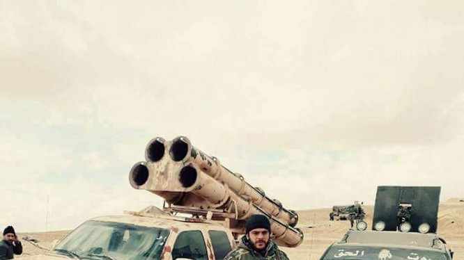 Binh sĩ quân đội Syria trên chiến trường sa mạc tỉnh Homs