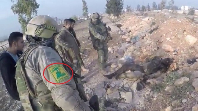 Một quân nhân được cho là thuộc lực lượng Nga cùng các chiến binh Hezbollah
