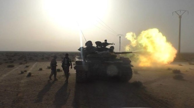 Xe tăng quân đội Syria trên chiến trường sa mạc tỉnh Homs