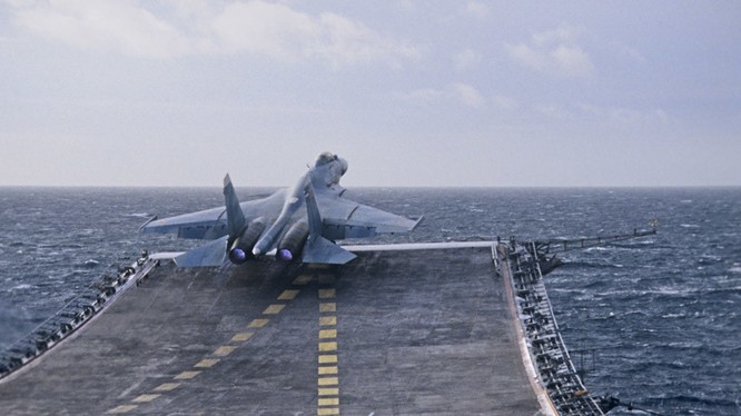 Tiêm kích S-33 xuất kích từ tàu sân bay Đô đốc Kuznetsov trên bờ biển Syria