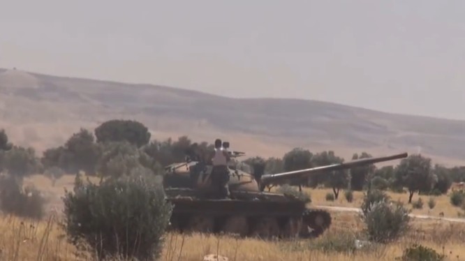 Xe tăng quân đội Syria trên chiến trường tỉnh Hama
