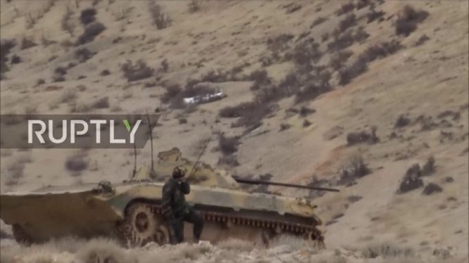 Xe thiết giáp quân đội Syria tấn công ở Wadi Barada
