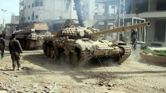 Binh sĩ và tăng thiết giáp lực lượng Vệ binh Cộng hòa ở Deir ez Zor