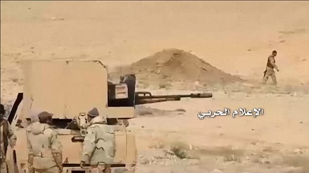 Binh sĩ quân đội Syria trên chiến tuyến phòng ngự sân bay T-4 Palmyra