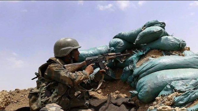 Binh sĩ Syria chiến đấu trên chiến trường Deir Ezzor