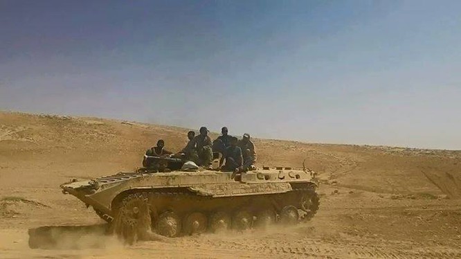 Binh sĩ quân đội Syria tiến công trên chiến trường tỉnh Homs, vùng Palmyra