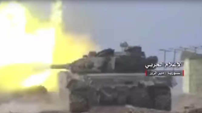 Xe tăng quân đội Syria tấn công trên chiến trường Deir Ezzor