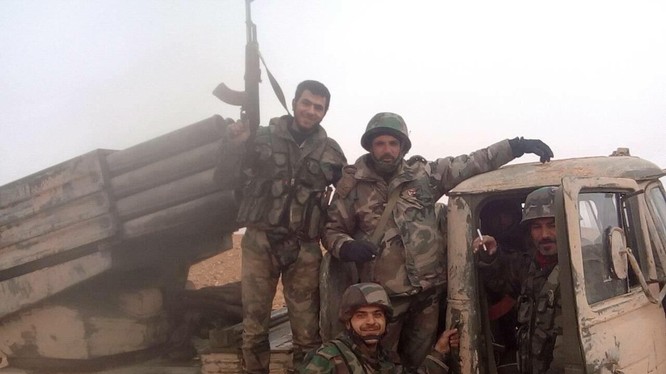 Binh sĩ quân đội Syria trên đường tiến công vùng sa mạc tỉnh Homs