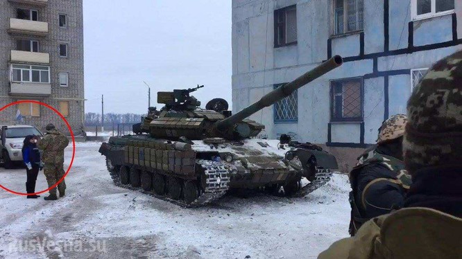 Xe tăng quân đội Ukraine trong thành phố Avdiivka, phía sau là xe của OSCE