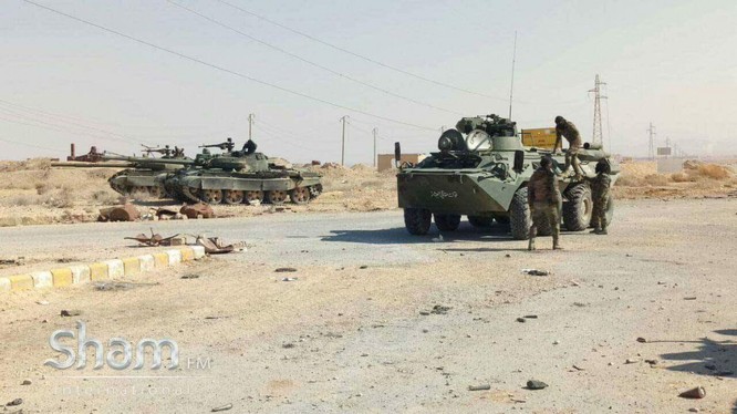 Tăng, thiết giáp quân đội Syria trên chiến trường Palmyra, Homs