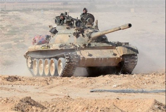 Xe tăng quân đội Syria trên chiến trường Palmyra
