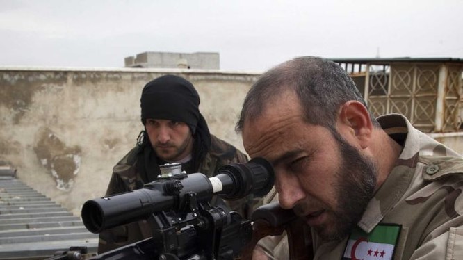 Một tay súng thánh chiến thuộc nhóm Quân đội Syria tự do ở thành phố Homs