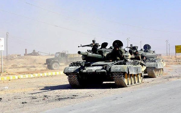 Xe tăng thuộc sư đoàn tăng số 18 trên chiến trường Palmyra, chuẩn bị cho cuộc tấn công