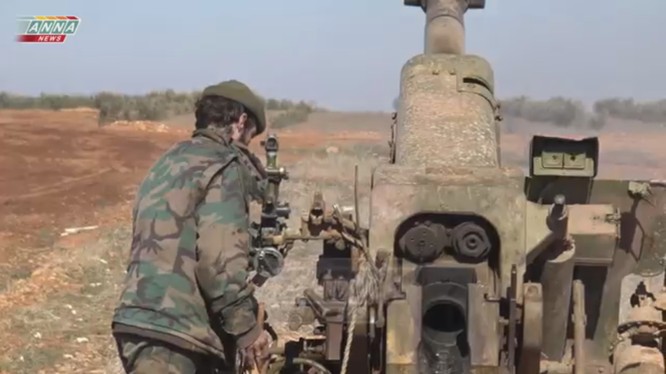 Binh sĩ quân đội Syria pháo kích ở Aleppo