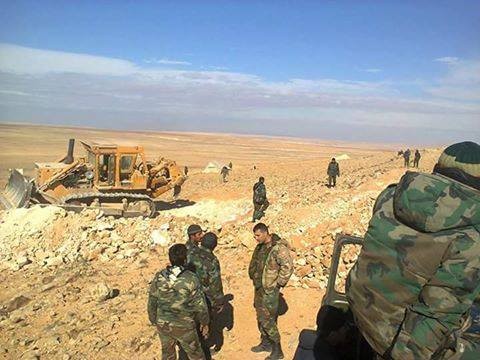 Một nhóm binh sĩ NDF trên vùng sa mạc tỉnh Homs
